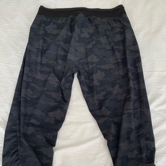 Kyodan Camo Capris. Size L. (Black and Grey) - Picture 2 of 5
